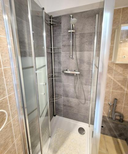 Studio cabine moderne design avec vu sur jardin , piscine