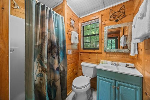 Cozy artsy cabin between Pigeon Forge & Gatlinburg w hot tub photo 4