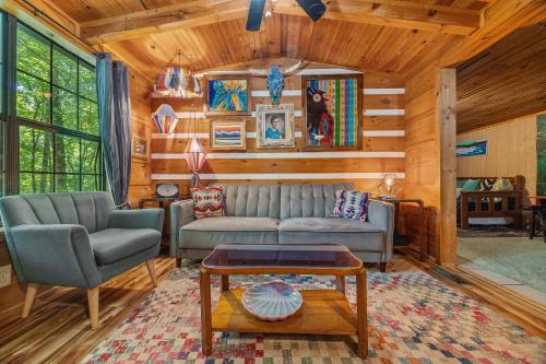 Cozy artsy cabin between Pigeon Forge & Gatlinburg w hot tub photo 11