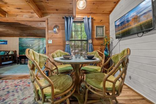 Cozy artsy cabin between Pigeon Forge & Gatlinburg w hot tub photo 9