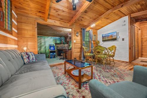Cozy artsy cabin between Pigeon Forge & Gatlinburg w hot tub photo 13
