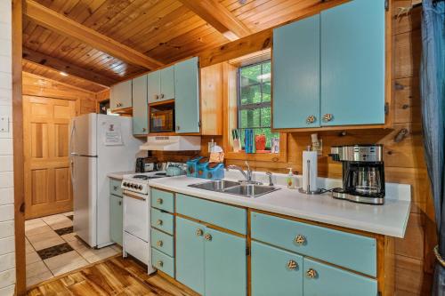 Cozy artsy cabin between Pigeon Forge & Gatlinburg w hot tub photo 14
