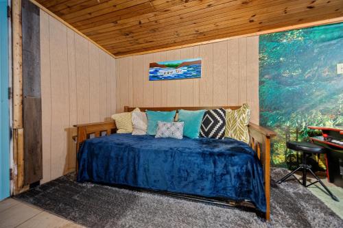 Cozy artsy cabin between Pigeon Forge & Gatlinburg w hot tub photo 3