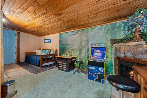 Cozy artsy cabin between Pigeon Forge & Gatlinburg w hot tub photo 15