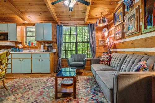 Cozy artsy cabin between Pigeon Forge & Gatlinburg w hot tub photo 5