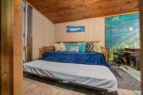 Cozy artsy cabin between Pigeon Forge & Gatlinburg w hot tub photo 8