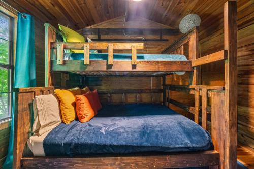 Cozy artsy cabin between Pigeon Forge & Gatlinburg w hot tub photo 16