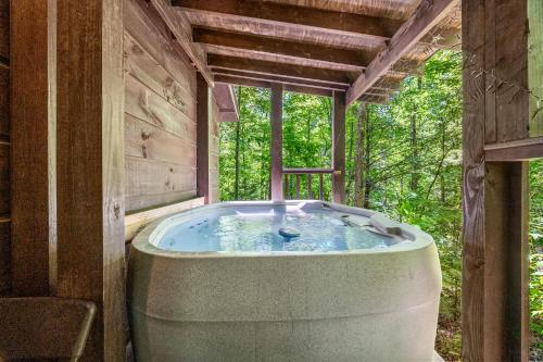 Cozy artsy cabin between Pigeon Forge & Gatlinburg w hot tub photo 17