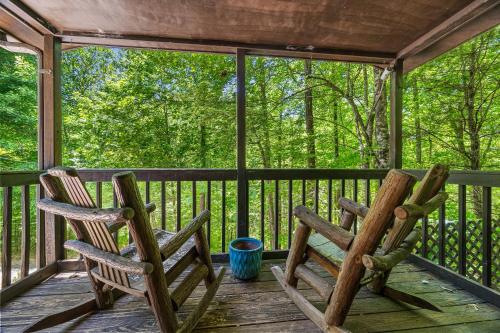 Cozy artsy cabin between Pigeon Forge & Gatlinburg w hot tub photo 19