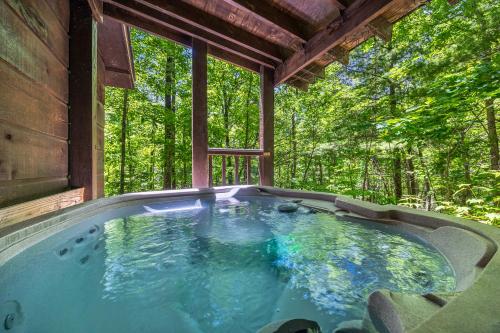 Cozy artsy cabin between Pigeon Forge & Gatlinburg w hot tub photo 20