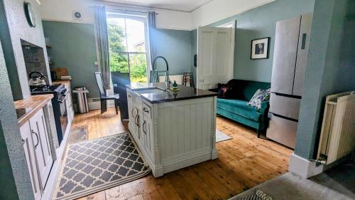 海丁利Spacious home, by Headingley Stadium, LGI, Leeds Arena, and the University of Leeds的客厅设有带水槽和沙发的厨房