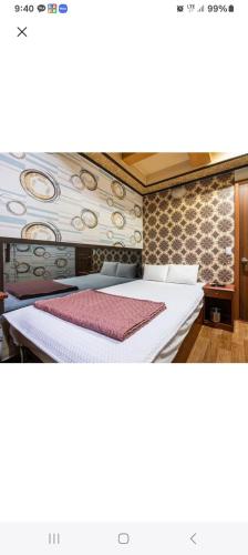 a bedroom with a bed in a room at City Park Motel in Seongnam