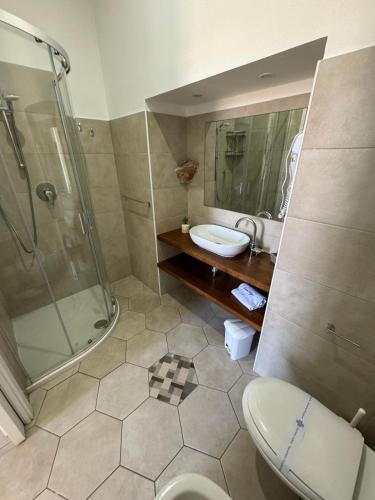 Bilik mandi di Don Ugo Luxury Rooms
