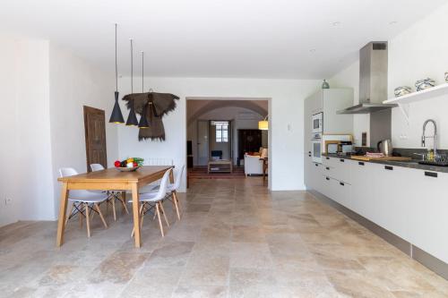 une cuisine et une salle à manger avec une table et des chaises dans l'établissement Les Canisses, magnifique appartement avec terrasse au cœur d'Uzès, à Uzès