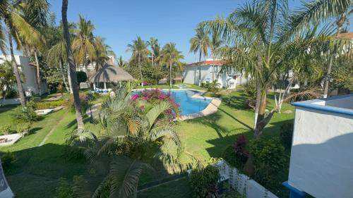 an aerial view of a resort yard with a swimming pool at Casa Marina Turquesa 16 Personas in Mazatlán