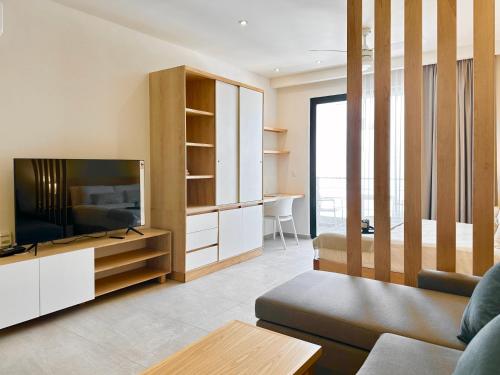 a living room with a tv and a couch at Levitat Hunah in Playa del Carmen