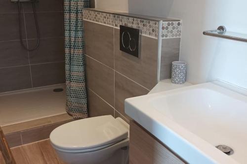 une salle de bain avec toilettes, lavabo et douche dans l'établissement T2 terrasse arborée vue mer, à Hyères