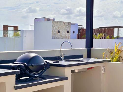 a helmet sitting on a kitchen counter with a sink at Levitat Hunah in Playa del Carmen