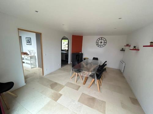 a dining room with a table and chairs at Maison moderne du Perche - Bienvenue chez Aurélie in Laleu