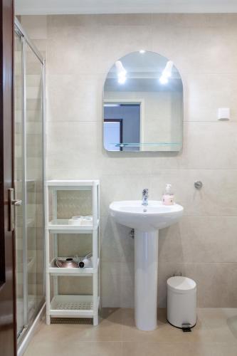 a bathroom with a sink and a mirror at T3 Casa Central in Sesimbra