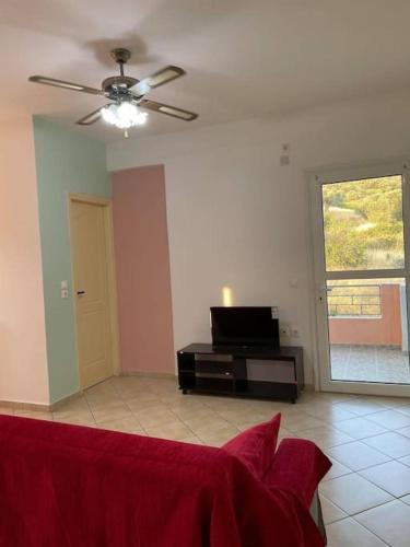 TV a/nebo společenská místnost v ubytování Spacious Quiet Apartment for Relaxed Holidays 2