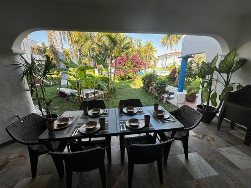 a table and chairs in a room with a patio at Casa Marina Turquesa 16 Personas in Mazatlán