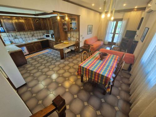 a living room with a table and a kitchen at GeoVilla Green & Blue 2 - Pefkochori in Pefkochori