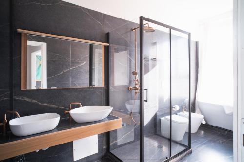Koupelna v ubytování New Elegance Suites Guesthouse