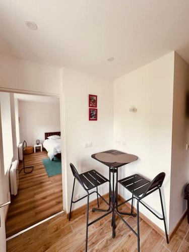 - une table et des chaises dans une chambre dans l'établissement Studio Churchill hypercentre, à Charleville-Mézières