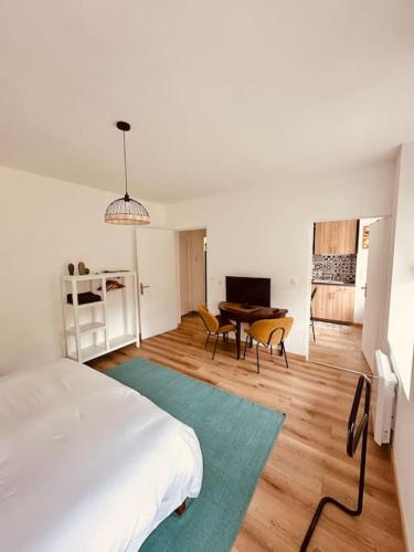une chambre avec un lit et une salle à manger avec une table dans l'établissement Studio Churchill hypercentre, à Charleville-Mézières