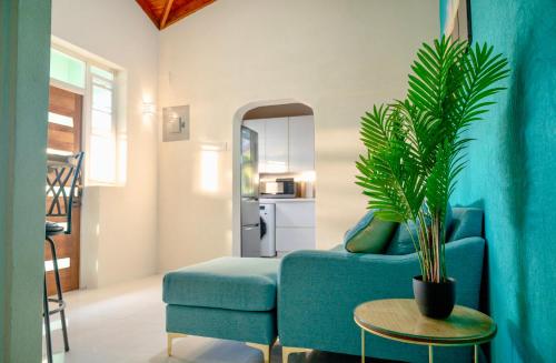 Couples Hideaway, King Bed- 5 Mins to Beach & Oistins- Golden Teal