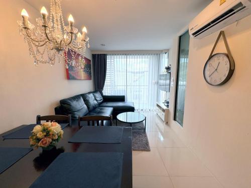 Χώρος καθιστικού στο Apartments at The Bliss Condo by Lofty