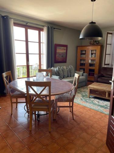 un salon avec une table et des chaises dans l'établissement Maison accueillante avec vue sur la mer à Grosseto-Prugna, à Grosseto-Prugna
