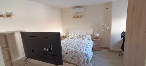 a white bedroom with a bed and a camera at Apartamento acogedor en Valencia Centro perfecta ubicación in Valencia