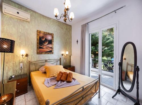 A bed or beds in a room at Villa Dimitris Apartments & Bungalows