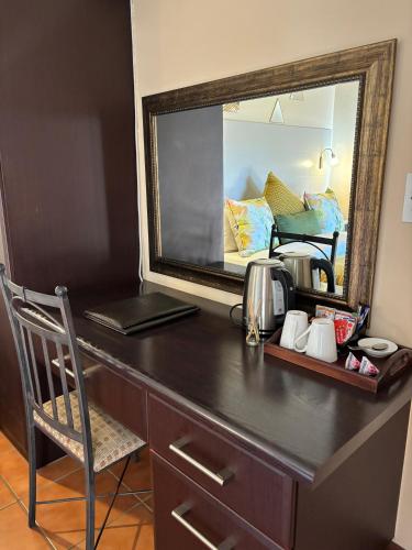 a desk with a mirror on top of it at Accommodation Bedfordview - Hethersett Guesthouse in Johannesburg