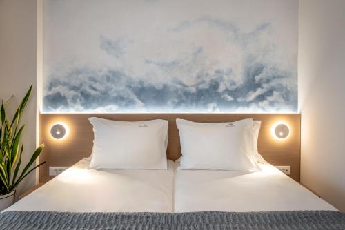 Una cama o camas en una habitación de Blue Dome Hotel