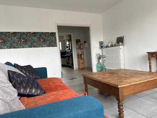 un salon avec un canapé et une table dans l'établissement Merville, à Lorient