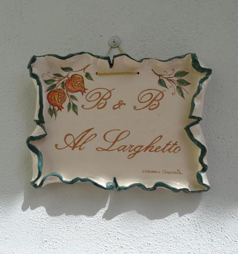 ein an einer Wand hängender Teller mit einem Schild in der Unterkunft Al Larghetto in Lamezia Terme