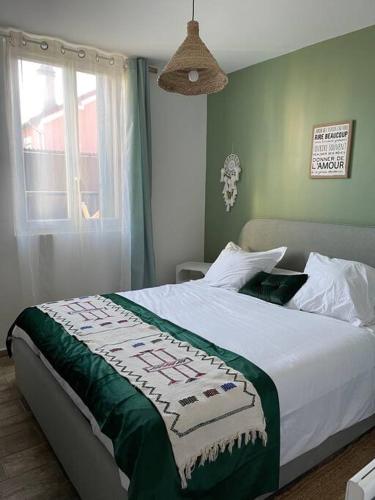 - une chambre avec un grand lit blanc aux murs verts dans l'établissement Charmante maison sur propriété, à Orly