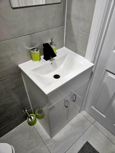 Bilik mandi di Denfi Studio Apartment