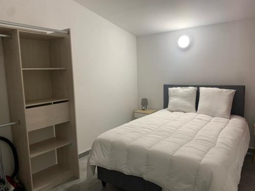 une chambre avec un lit et une étagère dans l'établissement Villa di Caju - 4-6 personnes - les Hameaux de Saint Cyprien - lecci, à Lecci