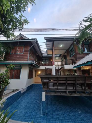 Der Swimmingpool an oder in der Nähe von TepbunthomHouse Ayutthaya
