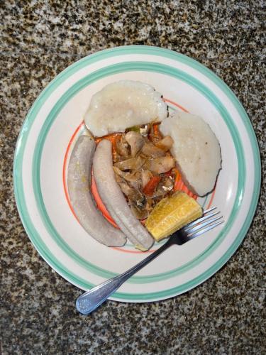ein Teller mit Fleisch und Mais auf dem Tisch in der Unterkunft O- T on the rise in Tweedside