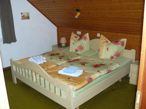 En eller flere senge i et værelse på Haus Vier Jahreszeiten