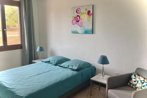 - une chambre avec un lit bleu et une chaise dans l'établissement Premier étage d'une maison de campagne avec jardin, à Serra-di-Ferro