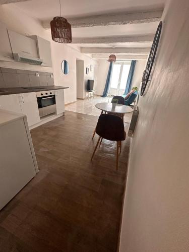 une cuisine et un salon avec une table et des chaises dans l'établissement Détente en centre ville, à Sorgues