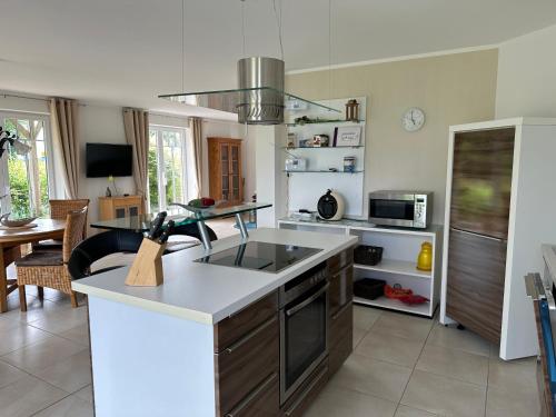 una cucina con un lavello e un piano di lavoro di Seewind EG a Gross Schwansee