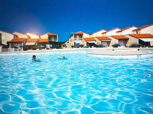 une personne se baignant dans une piscine d'un hôtel dans l'établissement BARCARESA-Villa cosy en bord de mer, idéalement située, au Barcarès