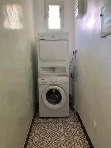- un lave-linge dans la buanderie dotée d'une fenêtre dans l'établissement 3 pièces au dernier étage dans bastide grassoise, à Grasse